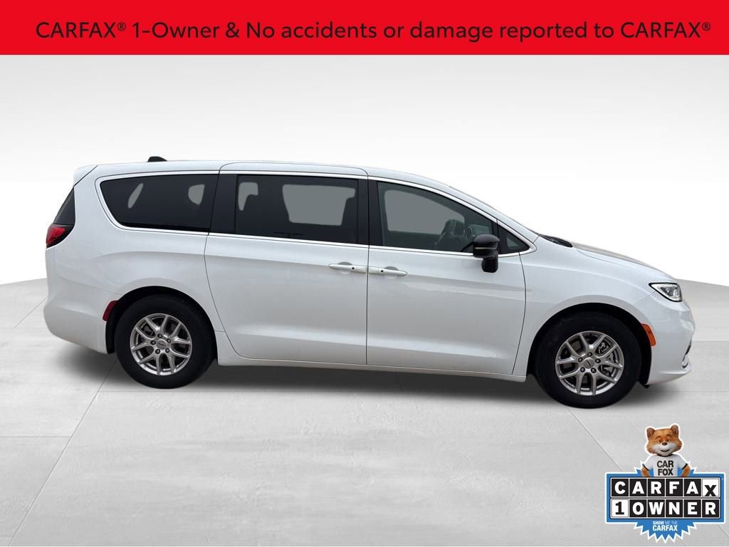 Used 2025 Chrysler Pacifica Select image 2