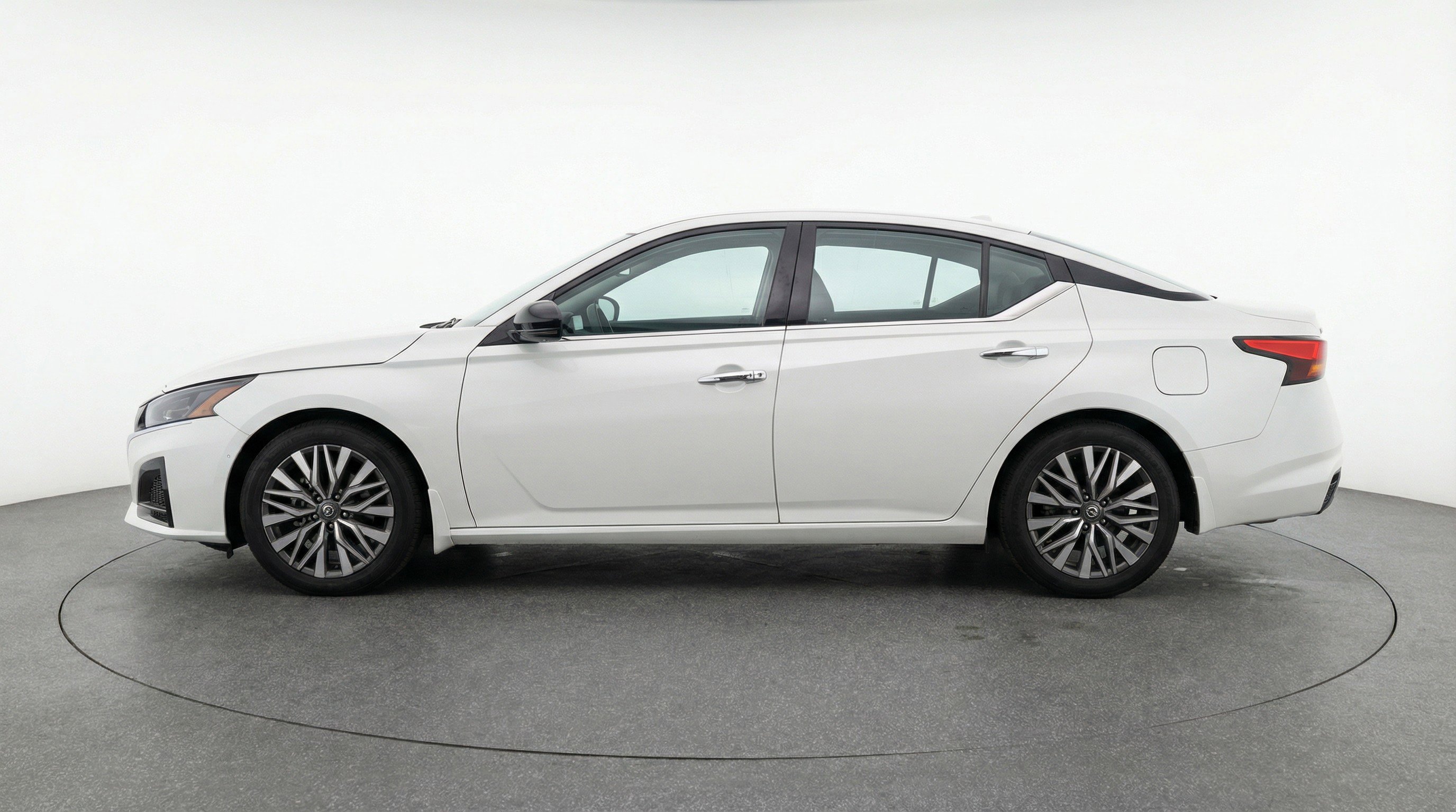 Used 2025 Nissan Altima 2.5 SV image 5