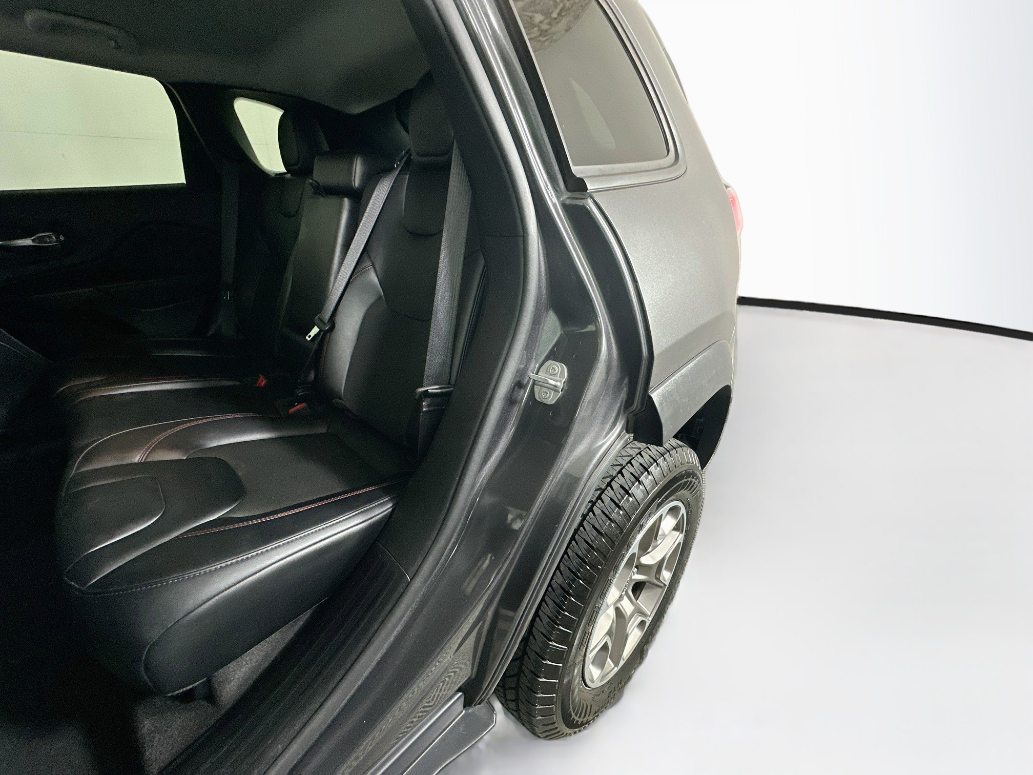 Used 2022 Jeep Cherokee Trailhawk AWD/4WD image 26