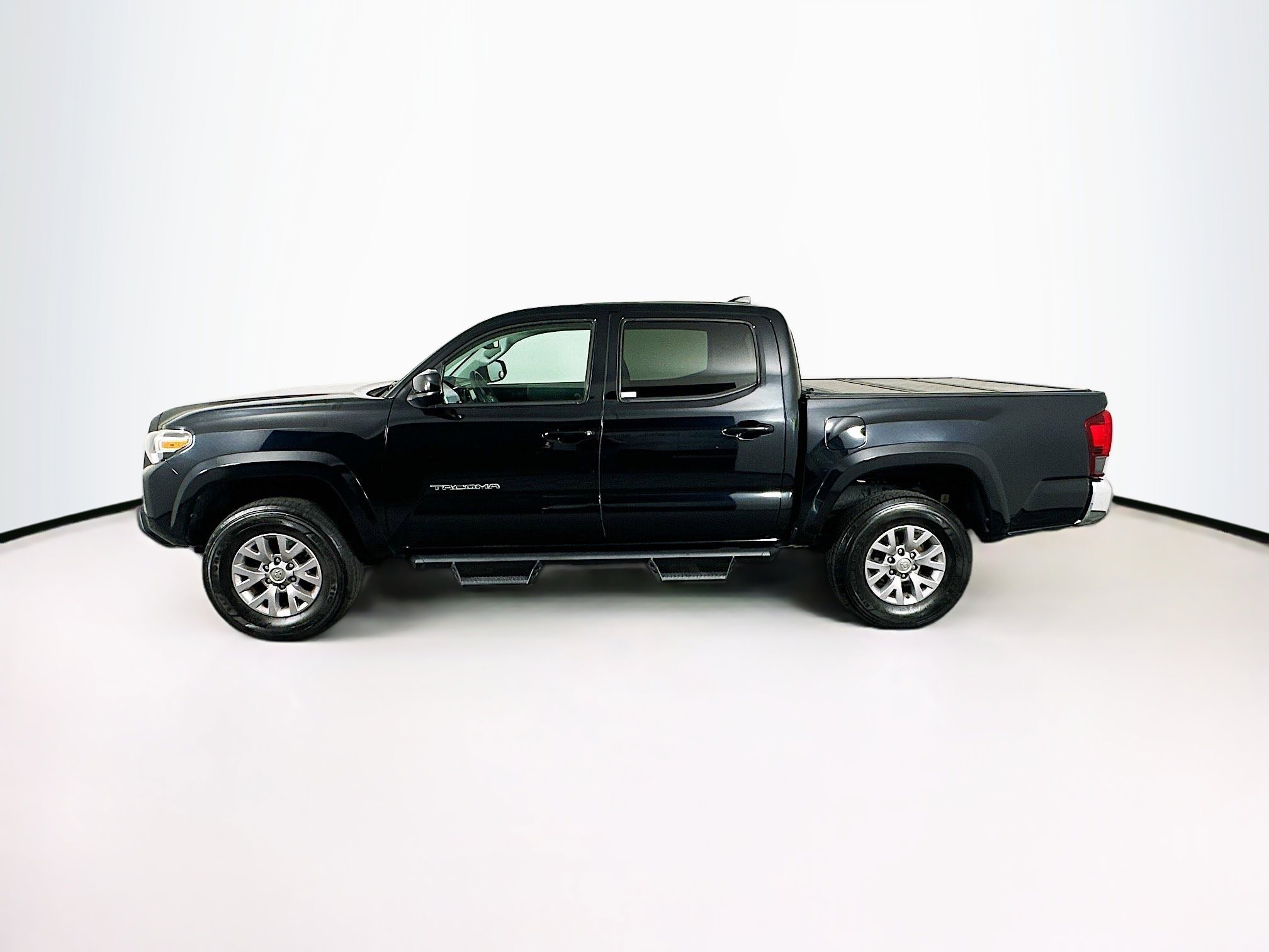Used 2018 Toyota Tacoma SR5 RWD image 4