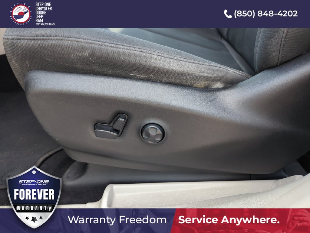 Used 2019 Chrysler Pacifica Touring Plus w/ Tire & Wheel Group FWD image 12