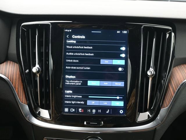 Used 2025 Volvo V60 B5 Cross Country Plus image 17