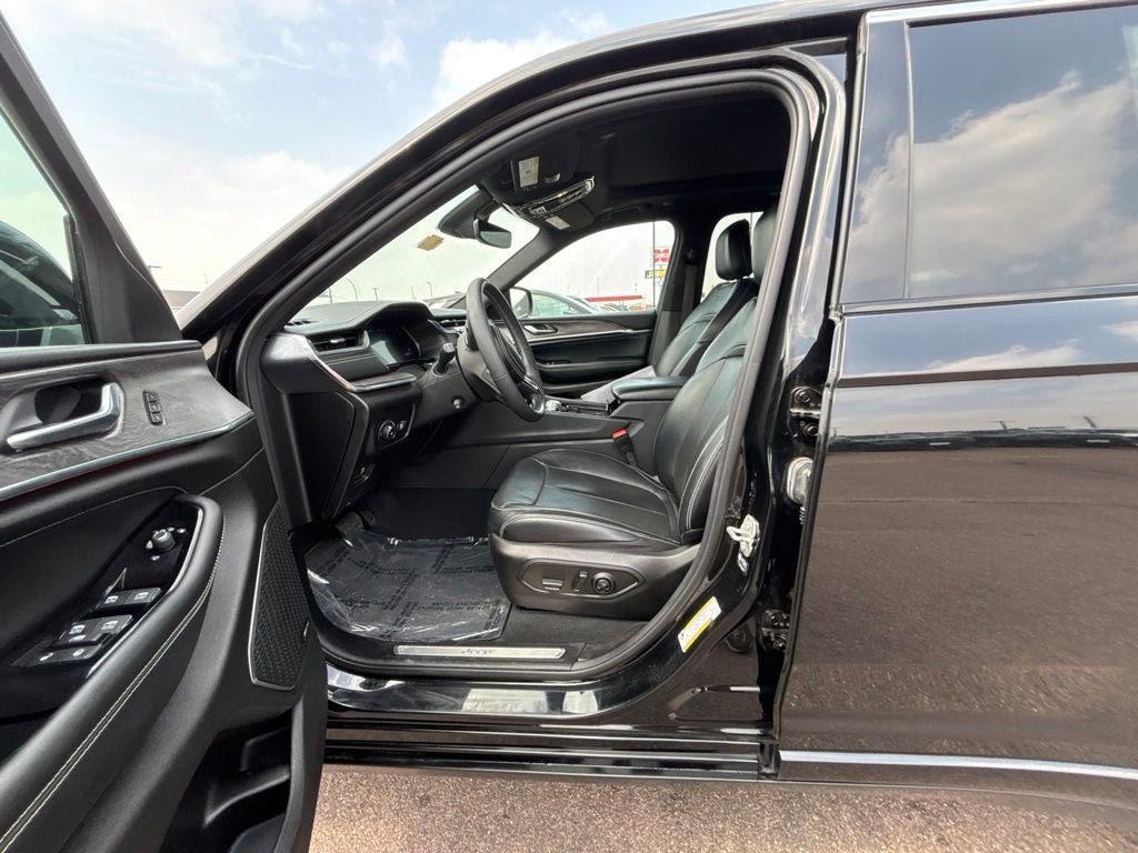 Used 2024 Jeep Grand Cherokee Overland AWD/4WD image 13