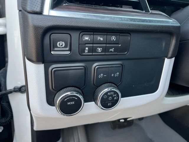 Used 2025 Chevrolet Suburban Premier RWD image 16