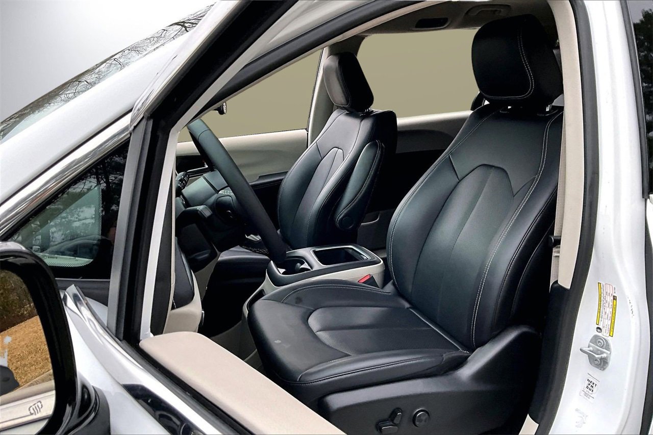 Certified 2024 Chrysler Pacifica Select image 21