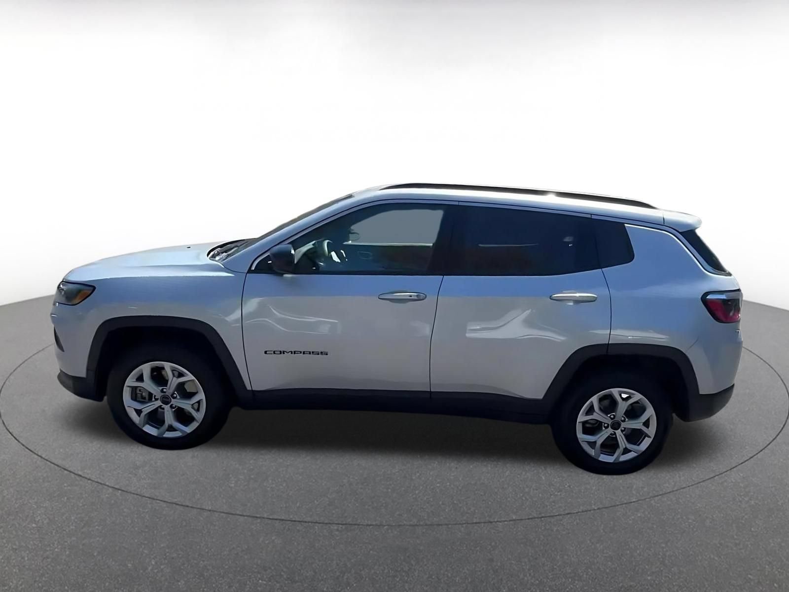 Used 2025 Jeep Compass Latitude AWD/4WD image 11