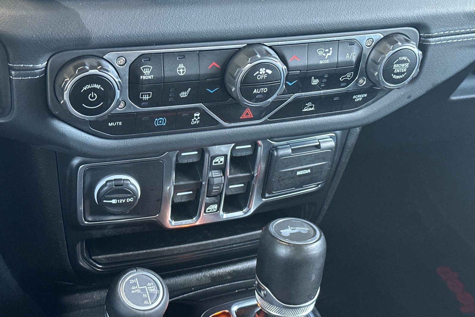 Used 2024 Jeep Wrangler Unlimited Sahara AWD/4WD image 19