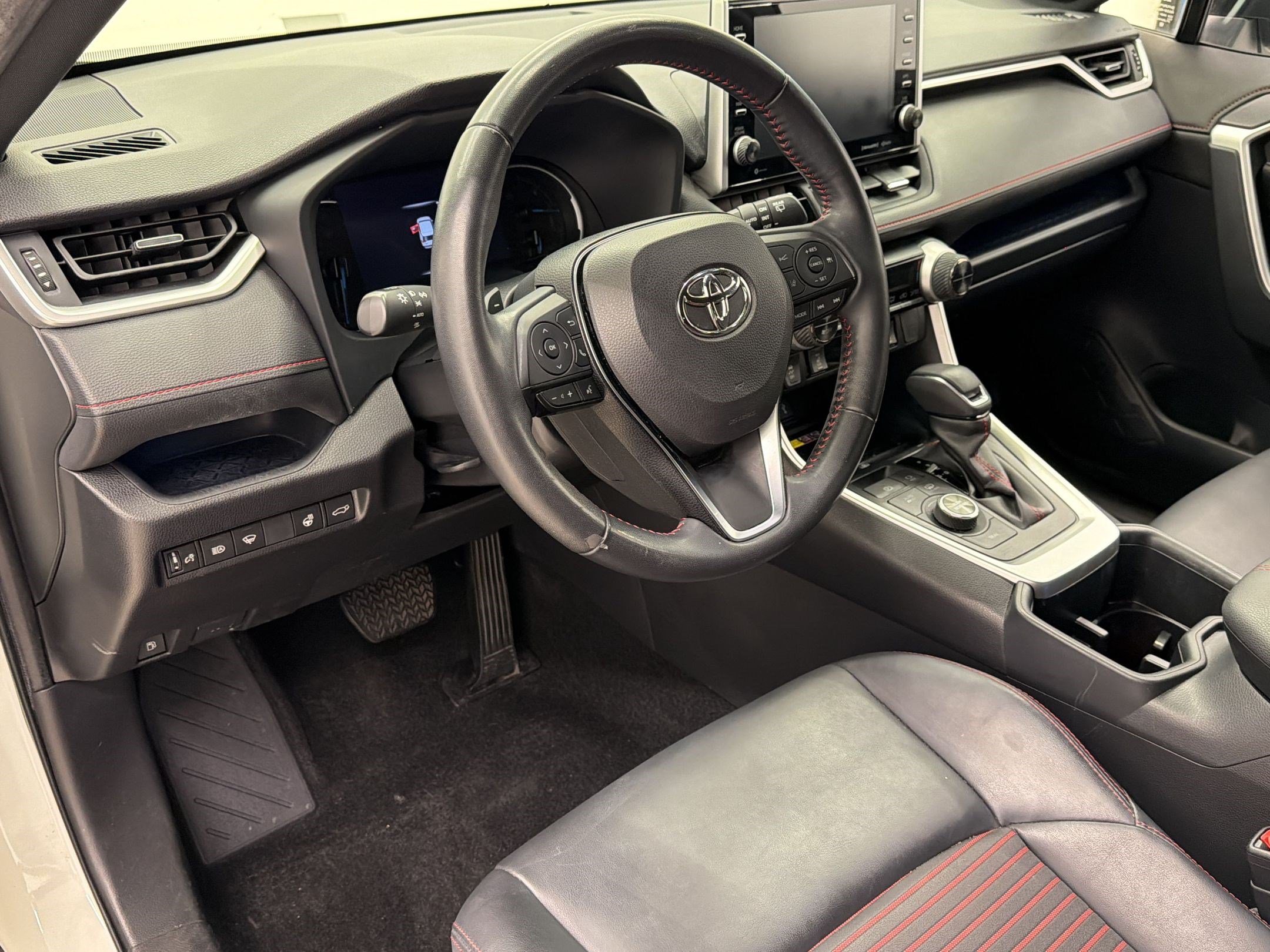 Used 2022 Toyota RAV4 XSE w/ Weather Package AWD/4WD image 4