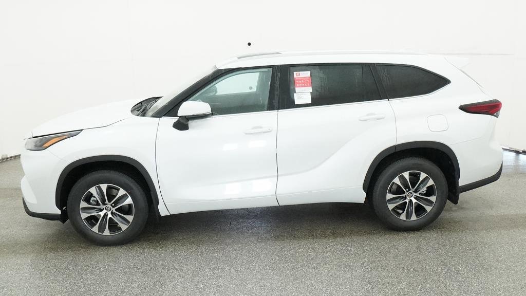 New 2026 Toyota Highlander XLE image 3