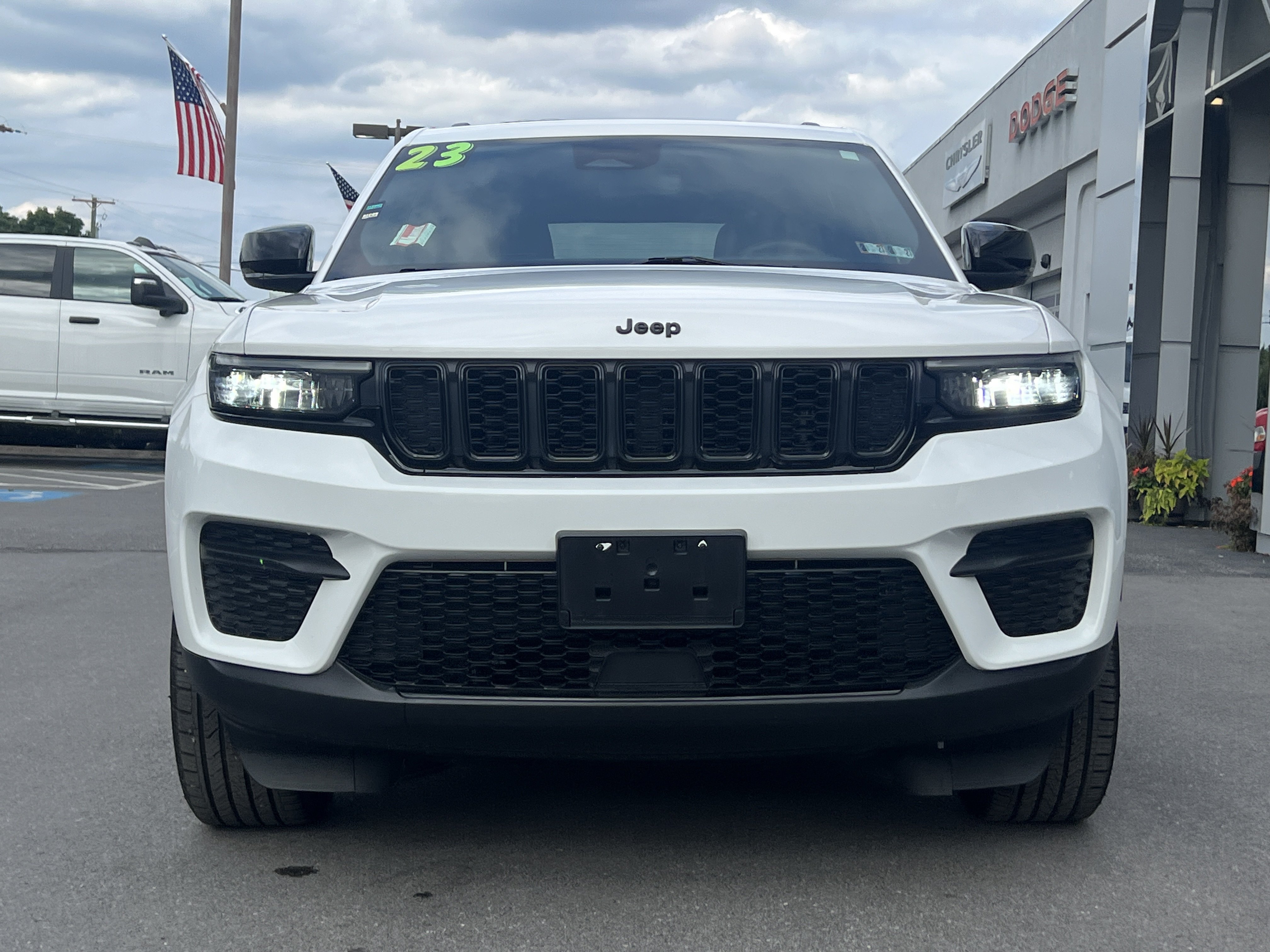 Used 2023 Jeep Grand Cherokee Altitude AWD/4WD image 9