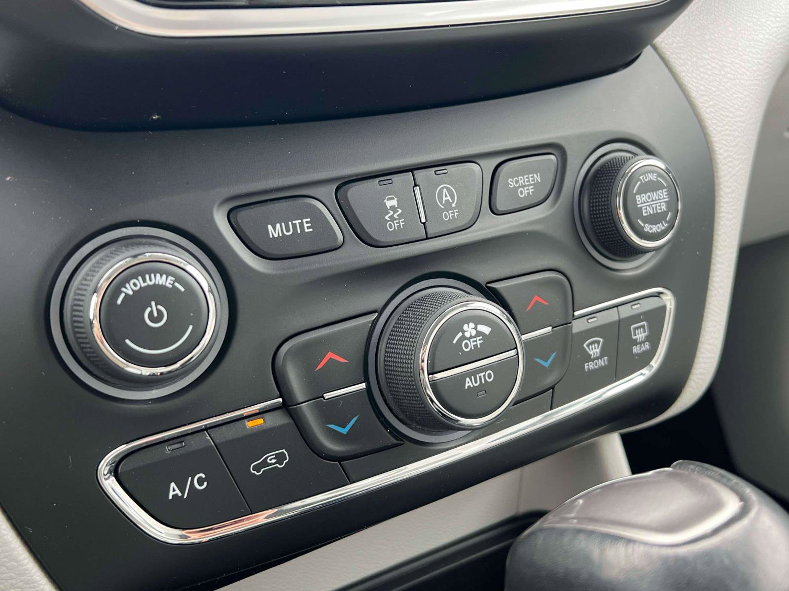 Used 2022 Jeep Cherokee Limited image 18