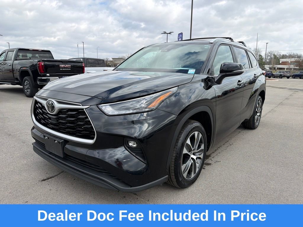 Used 2023 Toyota Highlander XLE FWD image 1