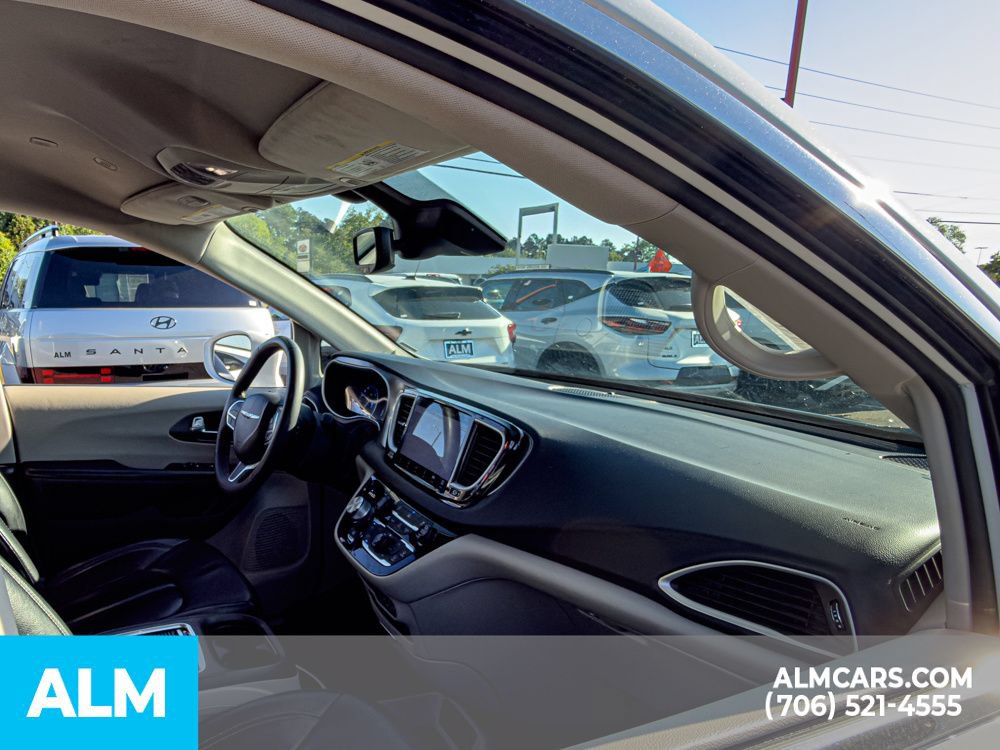 Used 2022 Chrysler Pacifica Touring-L FWD image 22