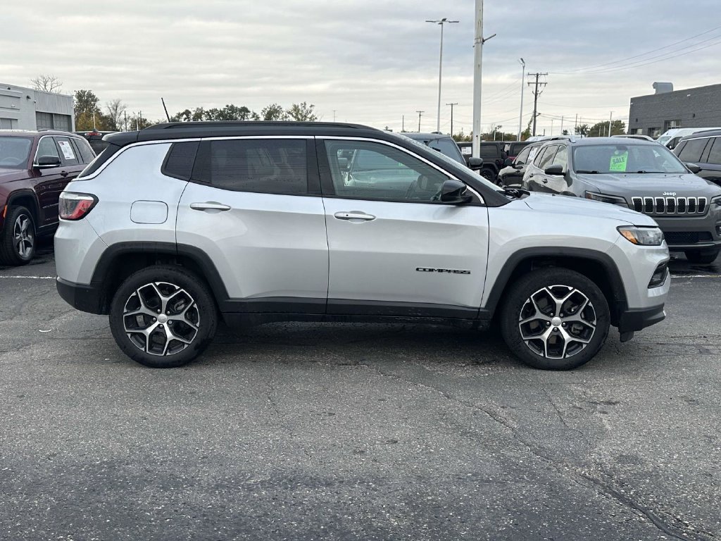 Used 2024 Jeep Compass Limited AWD/4WD image 2