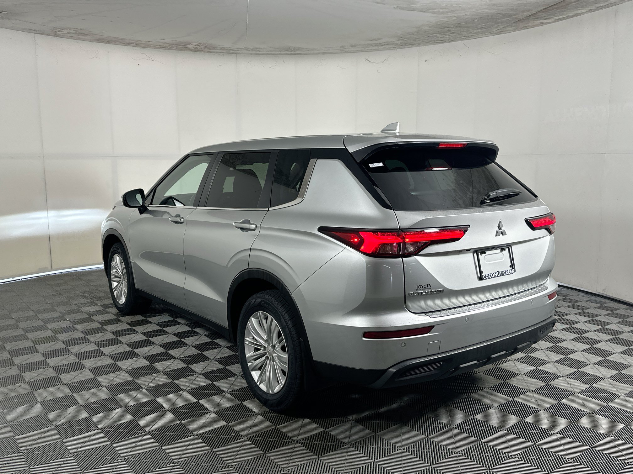 Used 2024 Mitsubishi Outlander ES AWD/4WD image 5