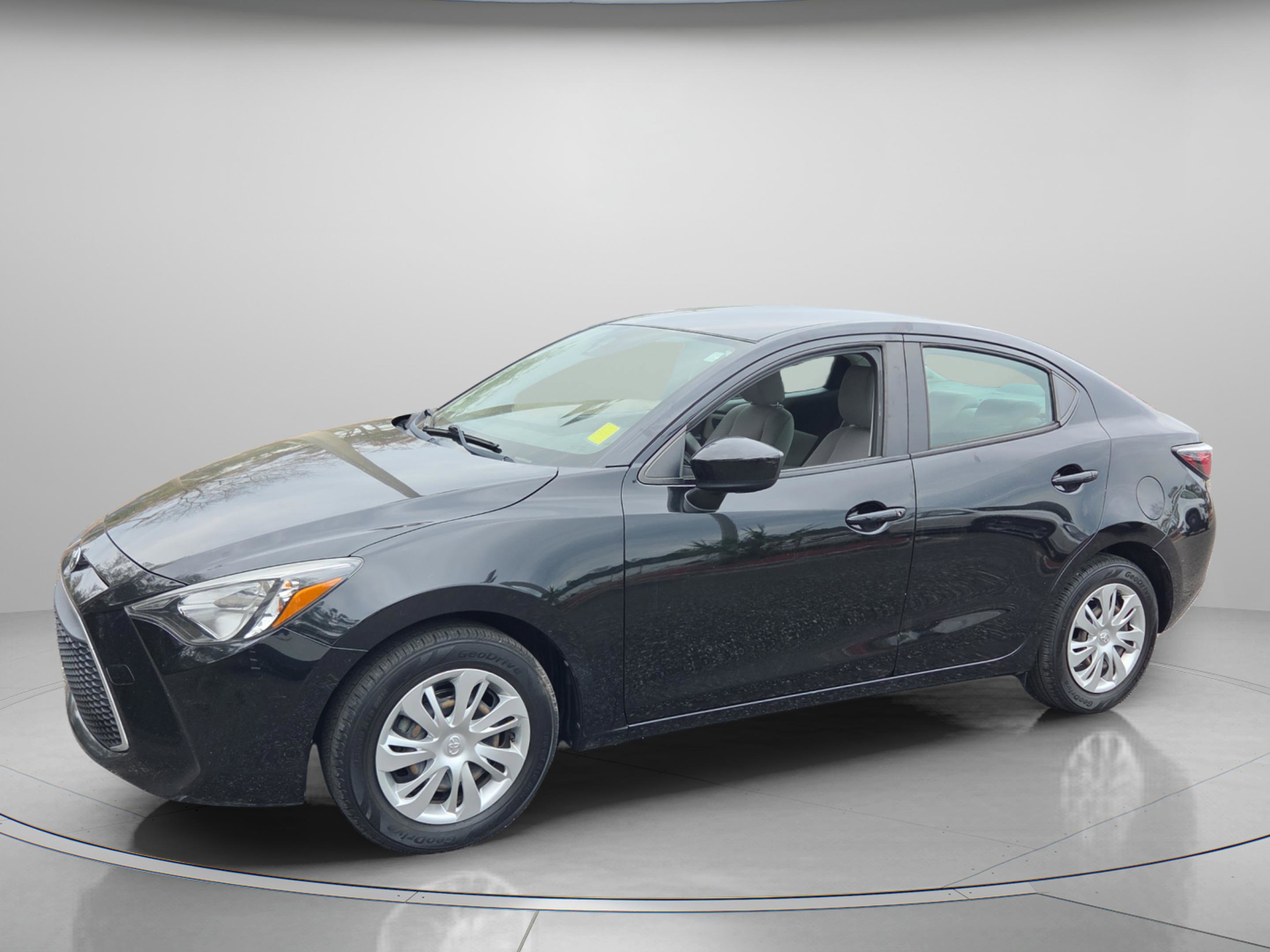 Used 2020 Toyota Yaris L image 2