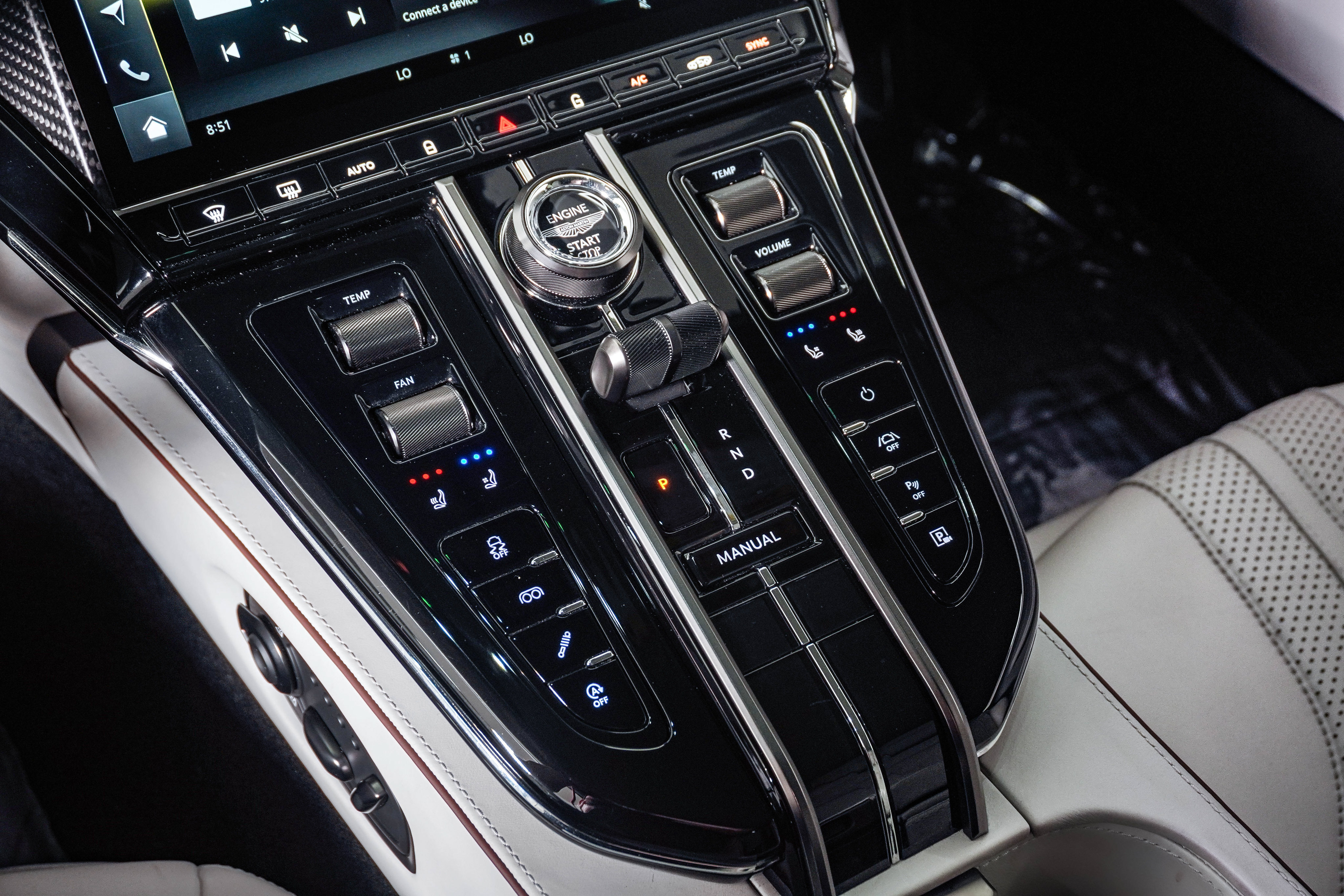 Used 2025 Aston Martin V8 Vantage Coupe RWD image 29