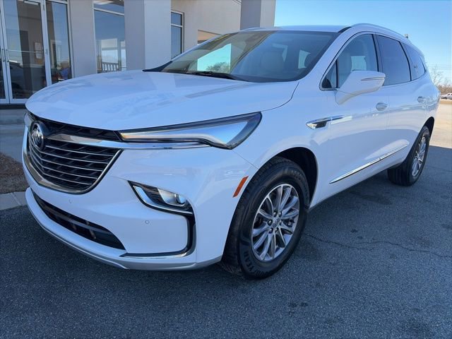 Used 2023 Buick Enclave Essence image 3