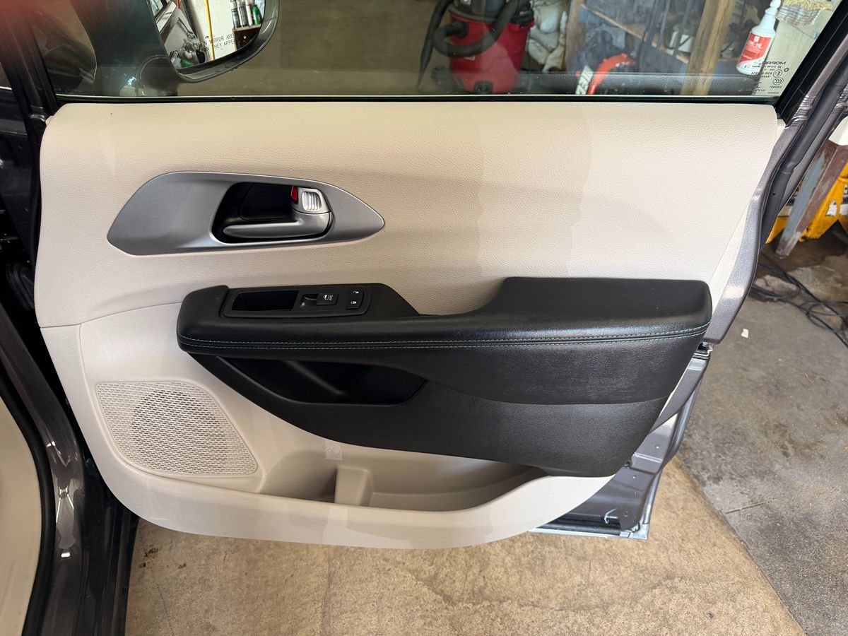 Used 2017 Chrysler Pacifica Touring Plus FWD image 28