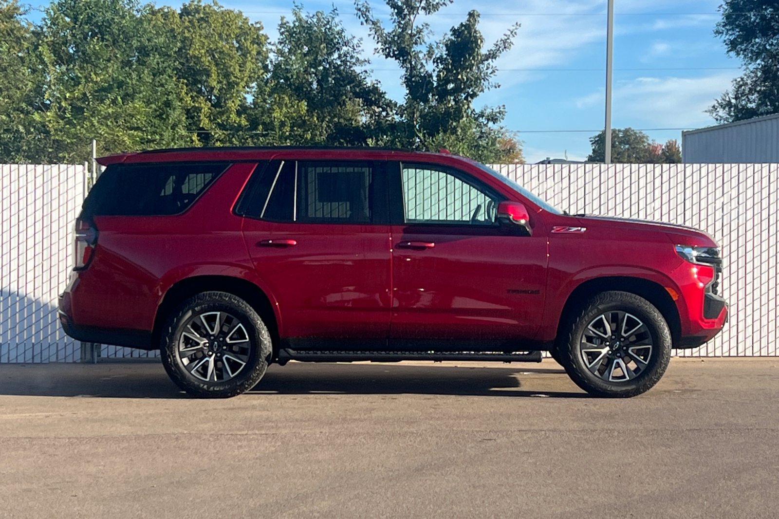 Used 2024 Chevrolet Tahoe Z71 w/ Luxury Package AWD/4WD image 3