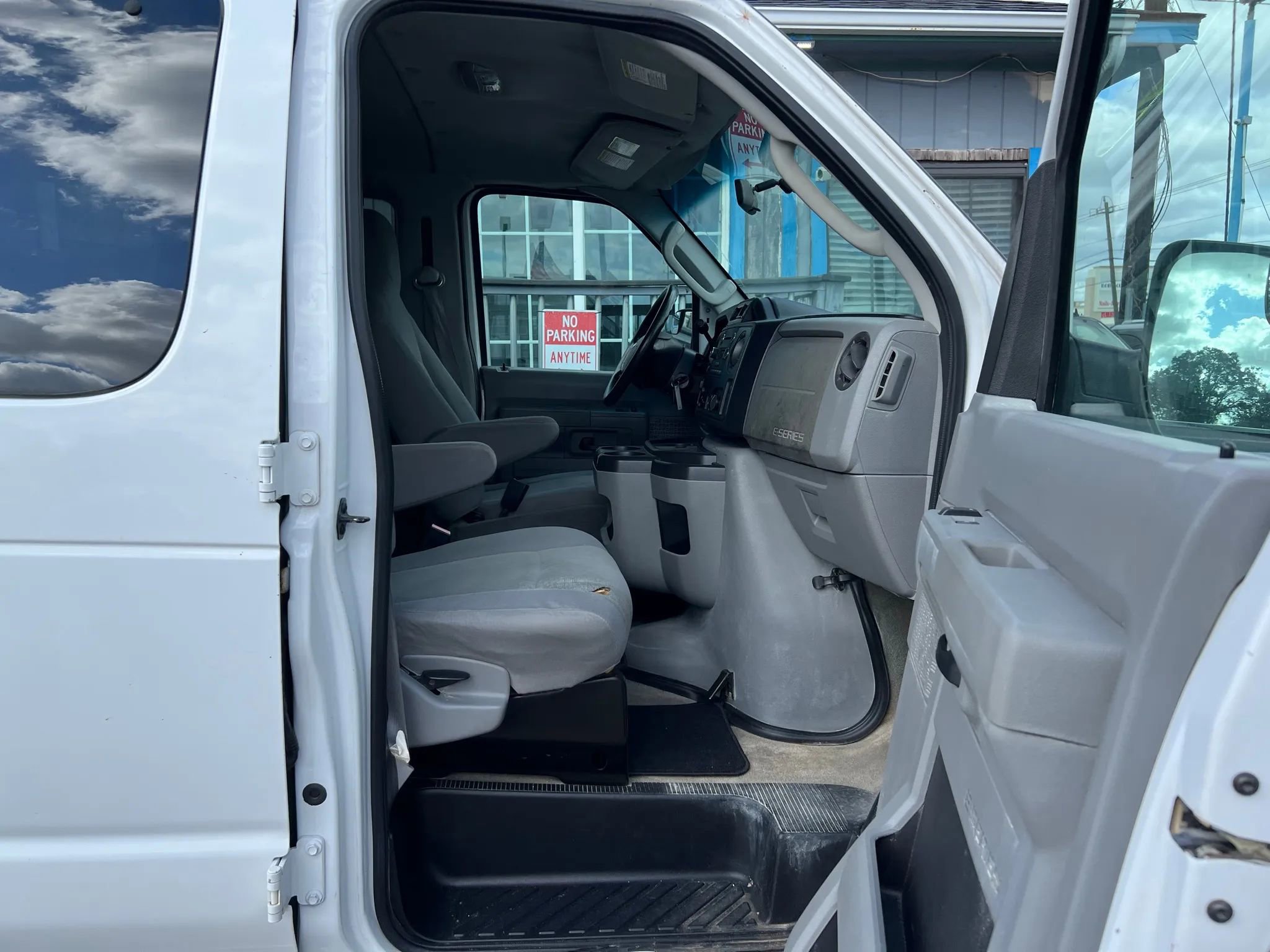 Used 2011 Ford E-150 and Econoline 150 image 11