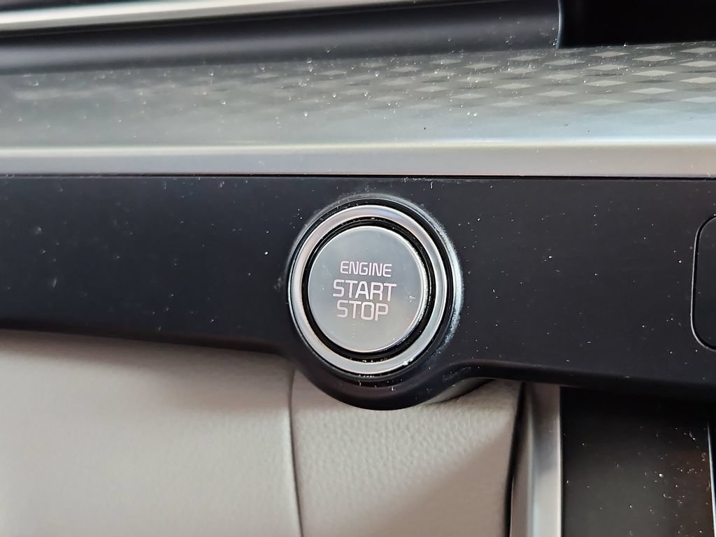 Used 2024 Kia Carnival LX FWD image 18