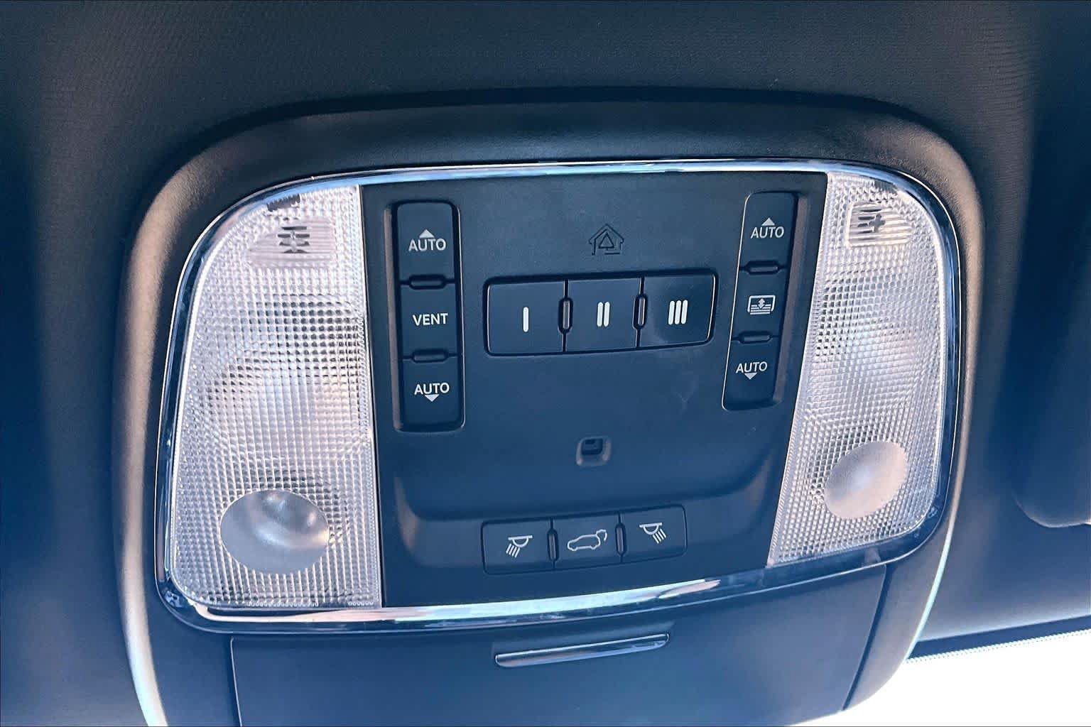 Used 2014 Jeep Grand Cherokee Overland AWD/4WD image 34