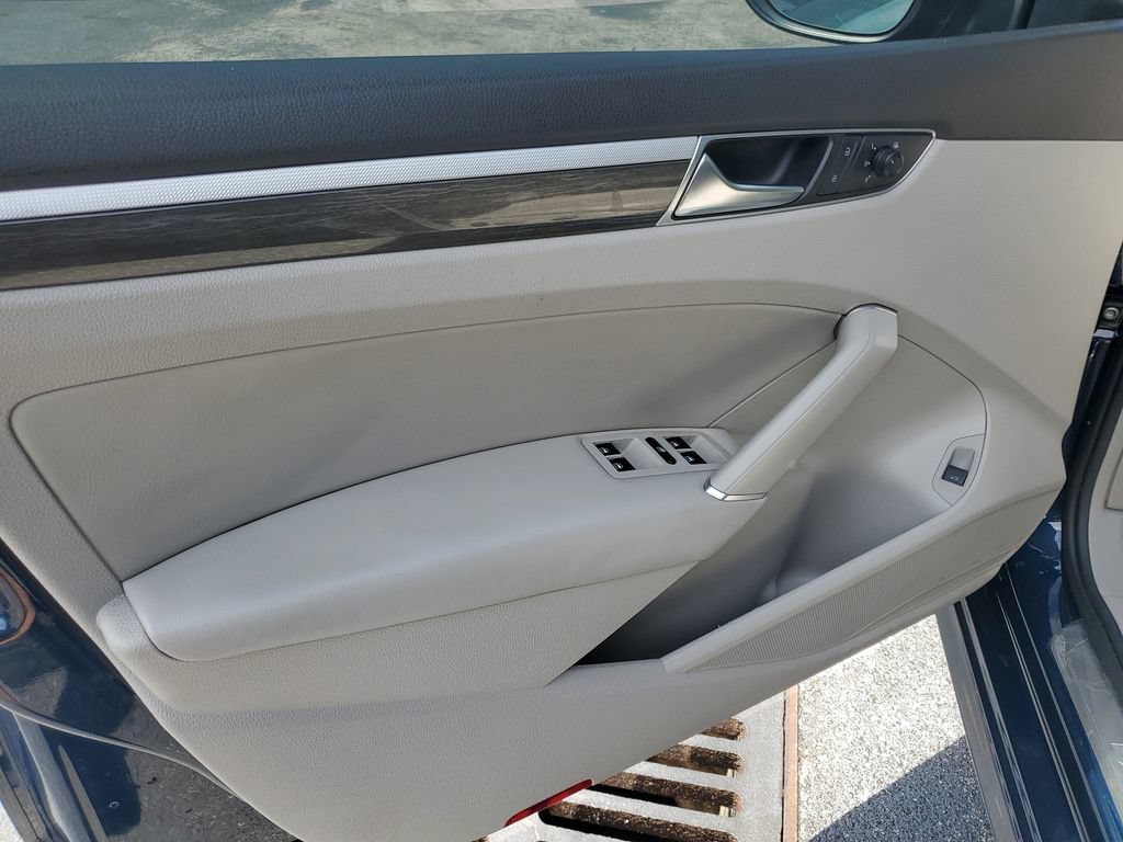 Used 2018 Volkswagen Passat 2.0T SE FWD image 17