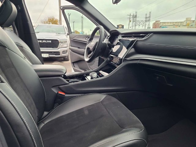 Used 2023 Jeep Grand Cherokee Altitude AWD/4WD image 20