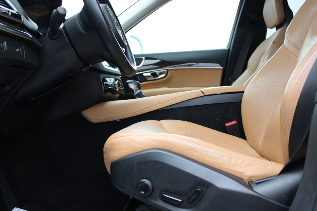 Used 2016 Volvo XC90 T6 Momentum w/ Momentum Plus Package image 18