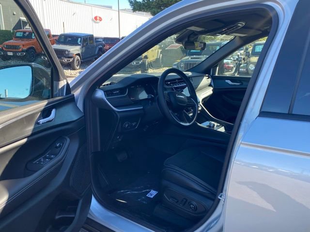 New 2025 Jeep Grand Cherokee Altitude AWD/4WD image 14