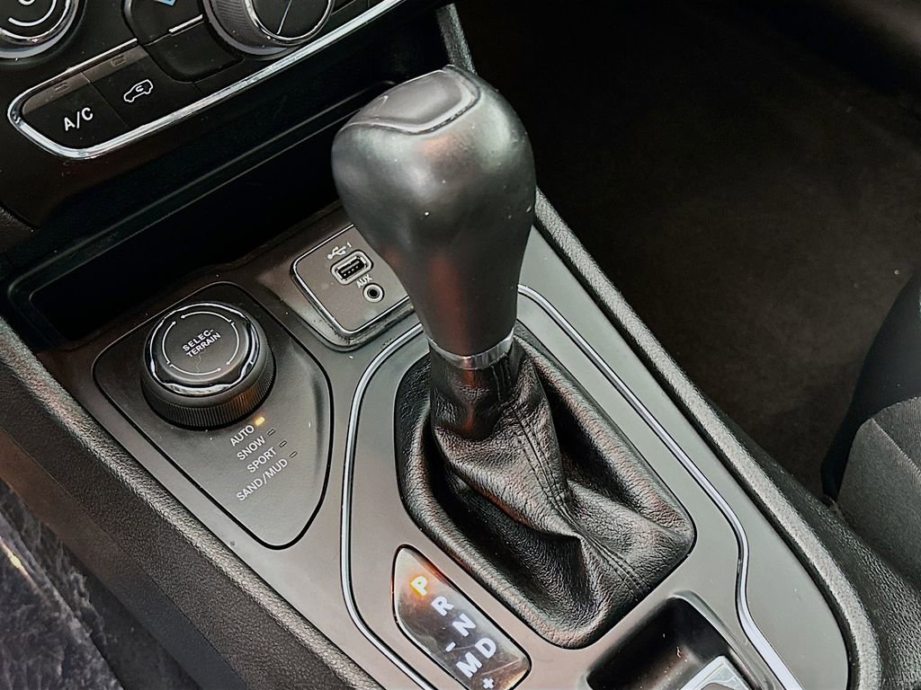 Certified 2020 Jeep Cherokee Latitude Lux w/ Quick Order Package 26H Lux image 26