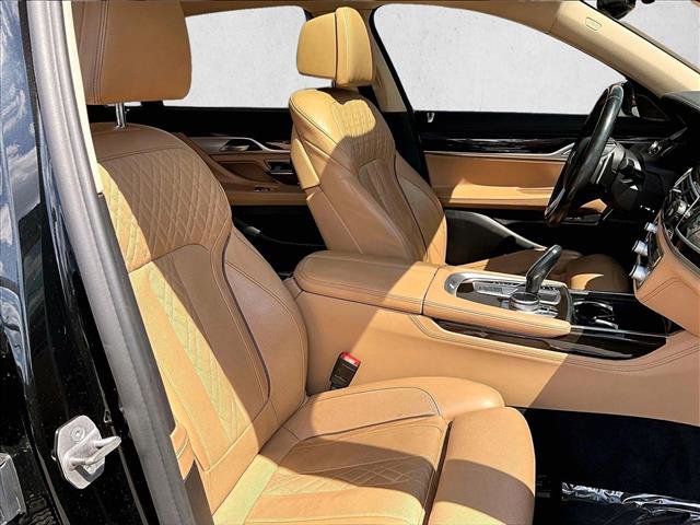 Used 2022 BMW 740i w/ Premium Package image 9