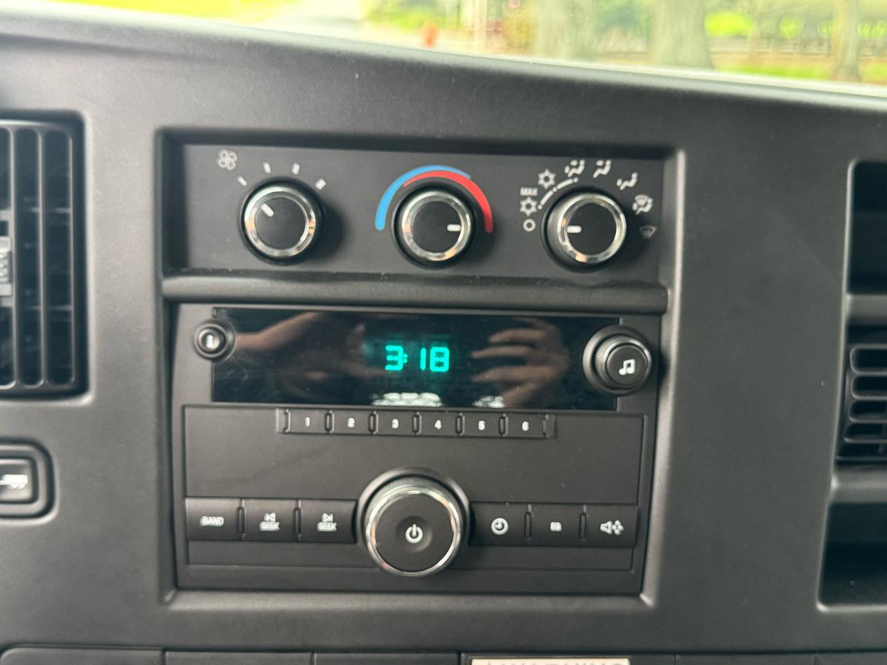 Used 2009 GMC Savana 3500 G3500 Cargo image 17