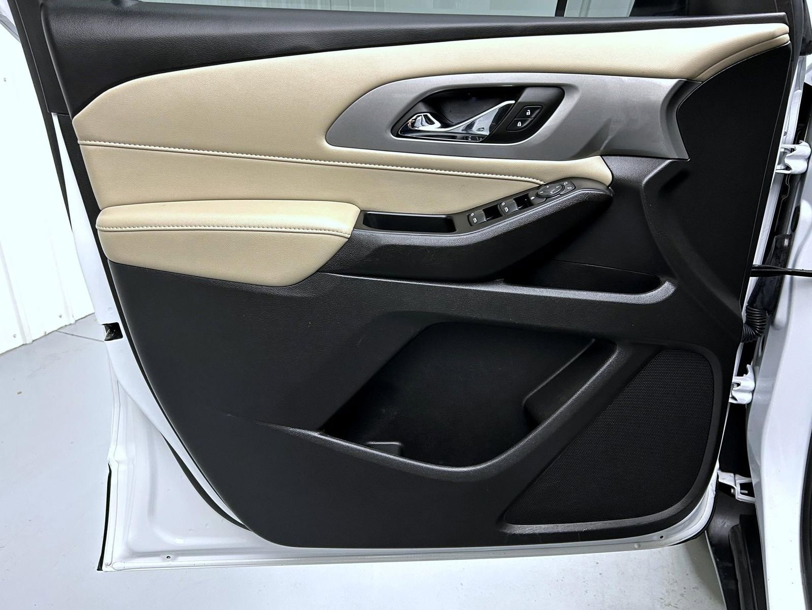 Used 2023 Chevrolet Traverse LS image 9