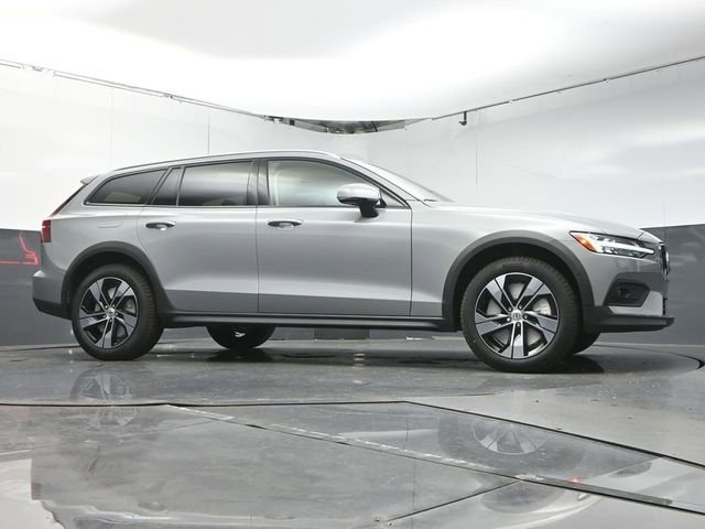 New 2026 Volvo V60 B5 Cross Country Plus w/ Protection Package Premier image 32