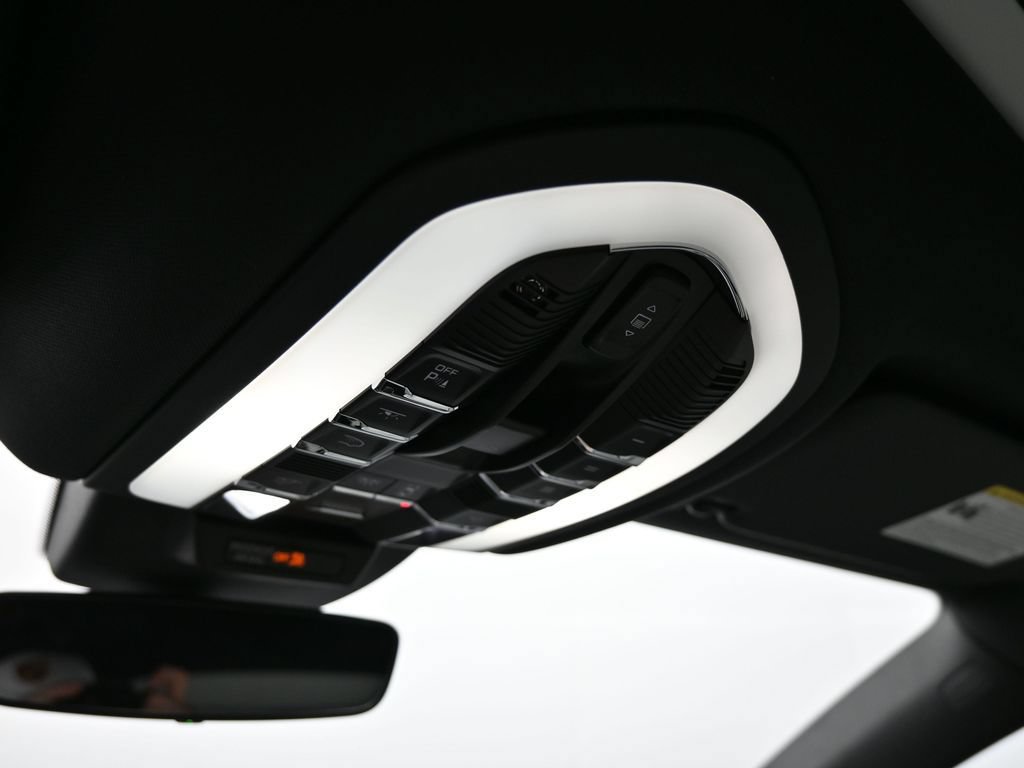 Certified 2026 Porsche Macan AWD/4WD image 13