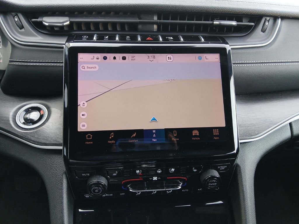 Used 2024 Jeep Grand Cherokee L Limited w/ Luxury Tech Group II image 19