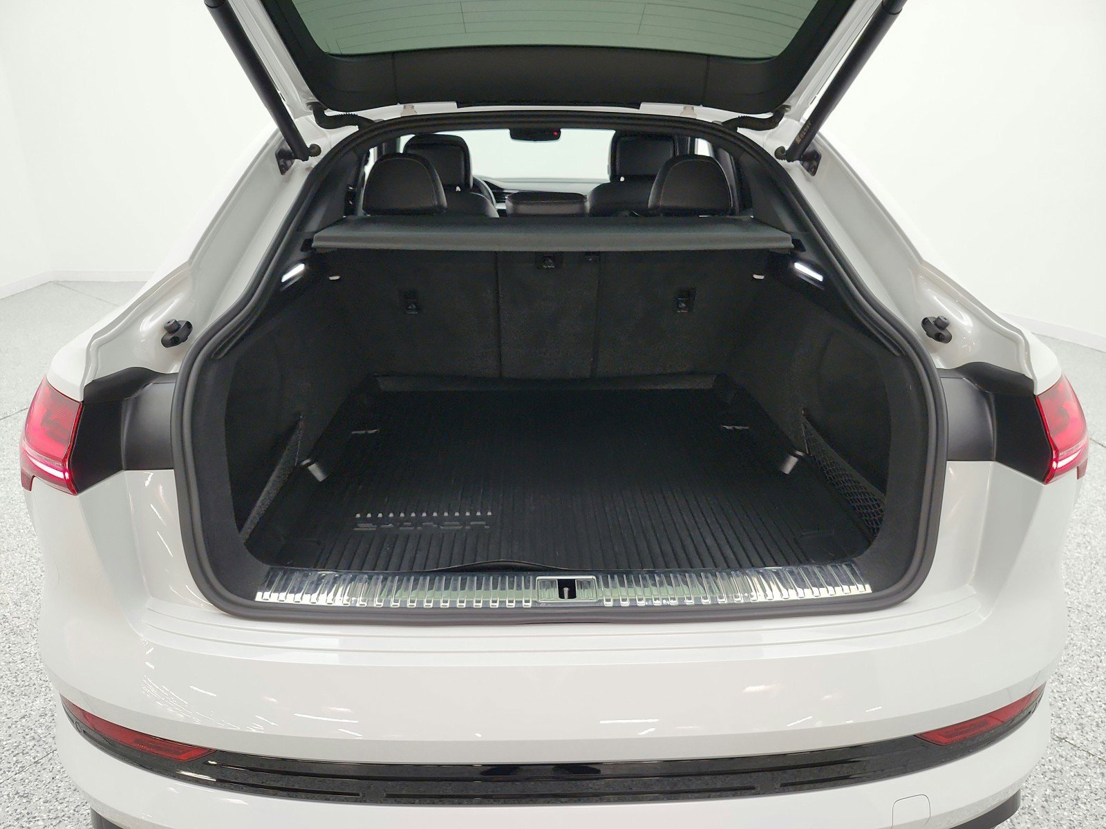 Used 2023 Audi e-tron Prestige w/ Prestige Package image 22