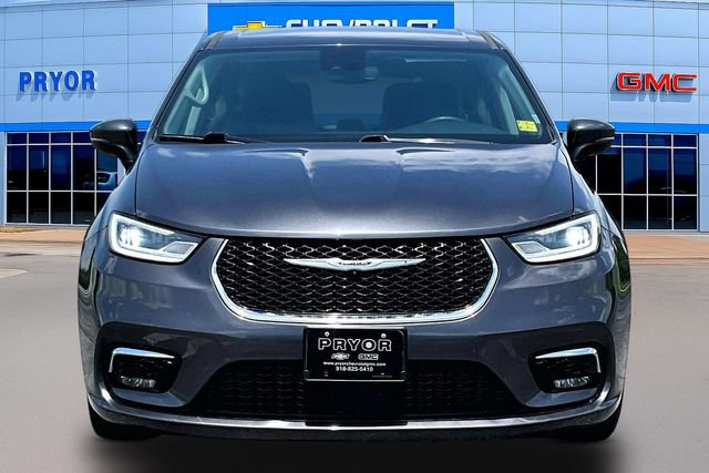 Used 2023 Chrysler Pacifica Touring-L FWD image 2