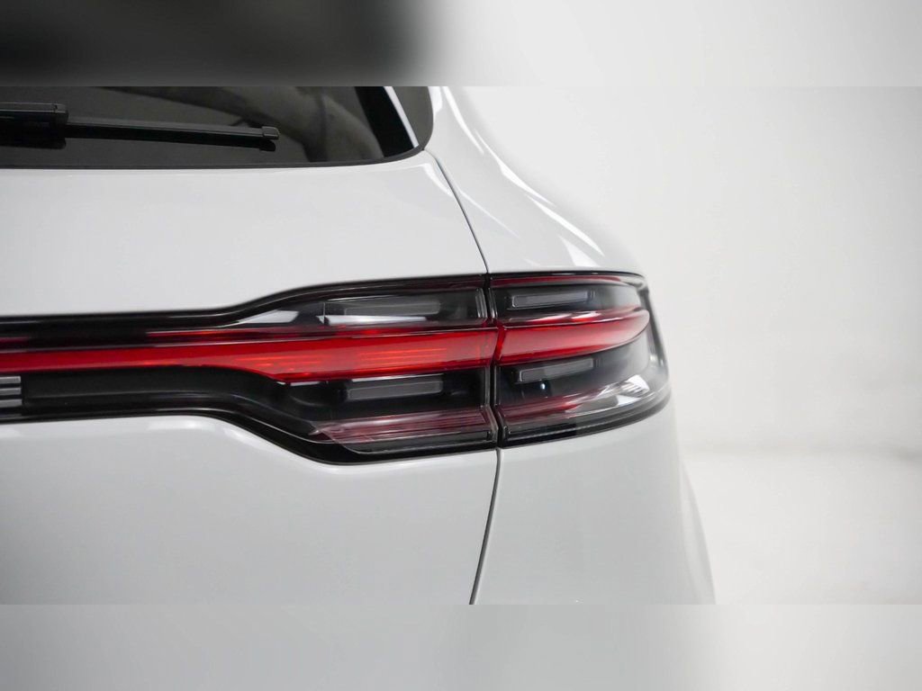 Certified 2025 Porsche Macan image 12