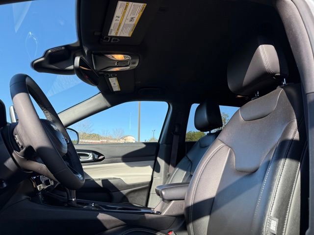 Used 2025 Jeep Compass Limited image 24