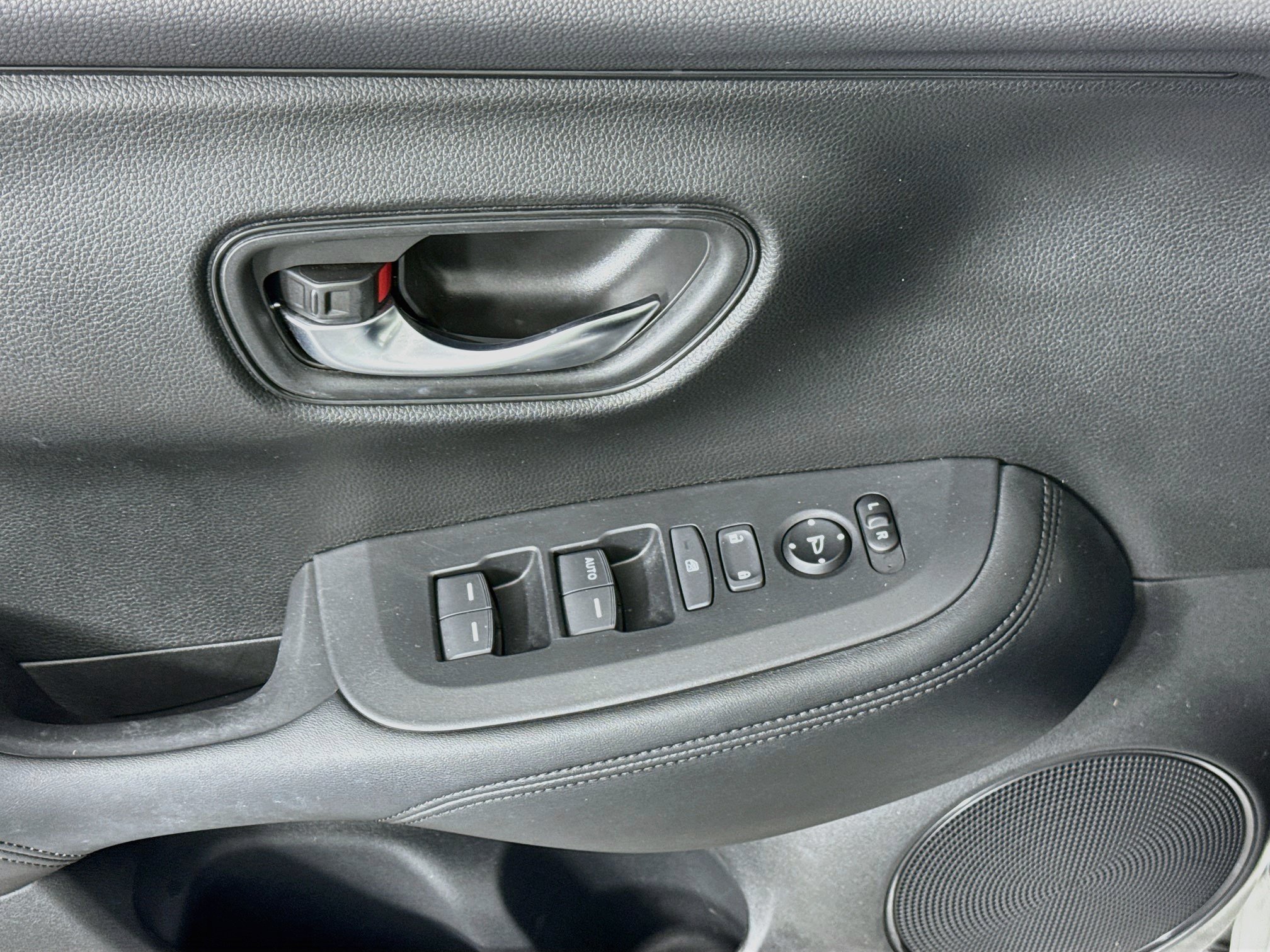 Used 2023 Honda HR-V LX image 17
