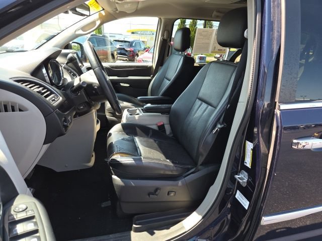 Used 2012 Chrysler Town & Country Touring-L w/ Driver Convenience Group FWD image 9