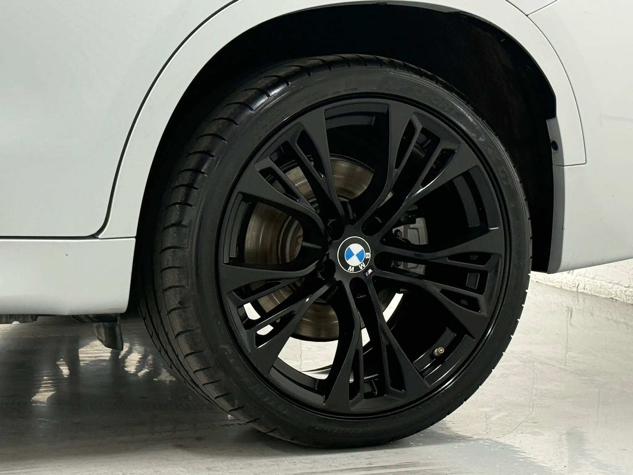 Used 2019 BMW X6 xDrive50i w/ M Sport Package image 42