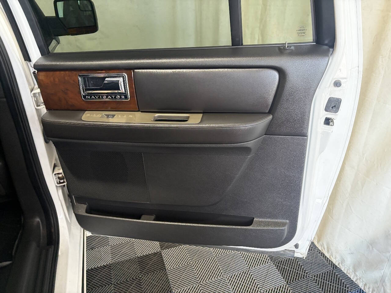 Used 2014 Lincoln Navigator L 4WD image 11