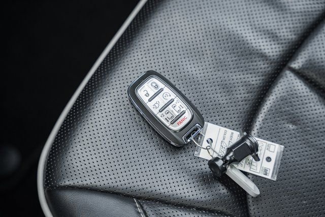 Used 2025 Chrysler Pacifica Limited image 54