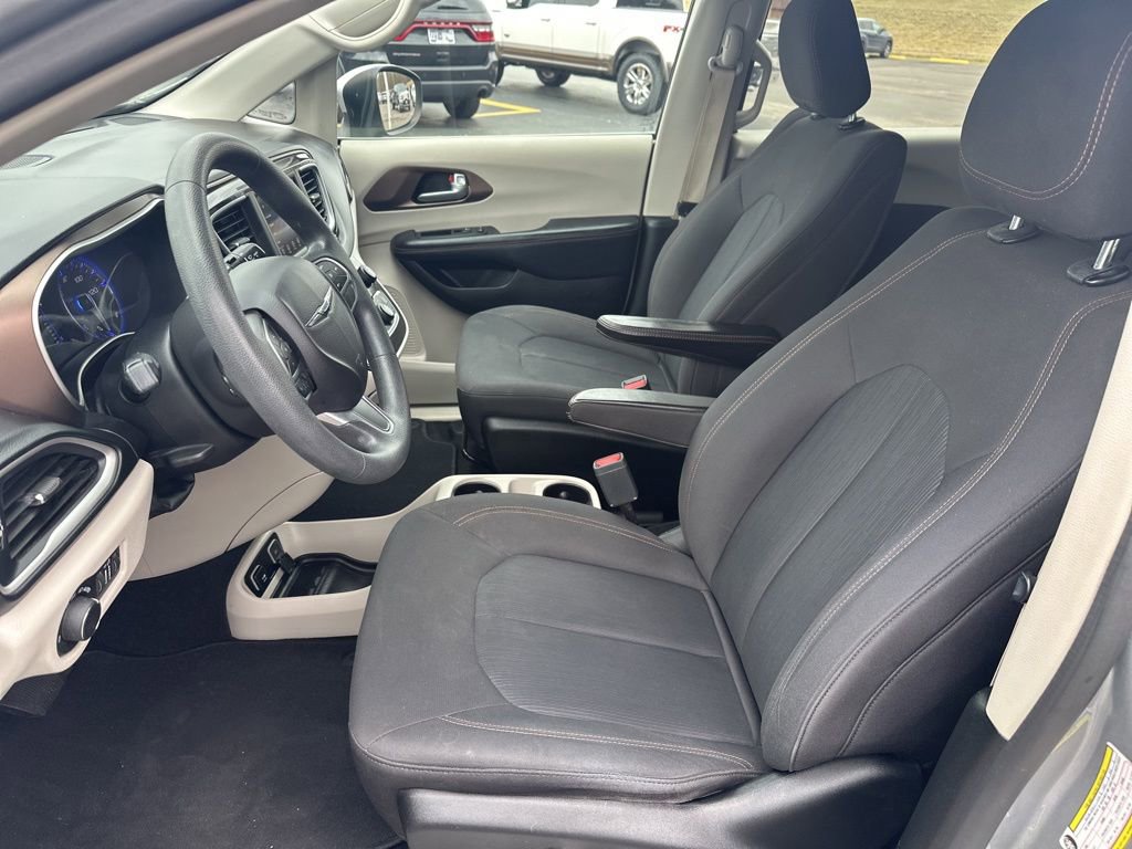 Used 2018 Chrysler Pacifica Touring w/ Tire & Wheel Group image 16