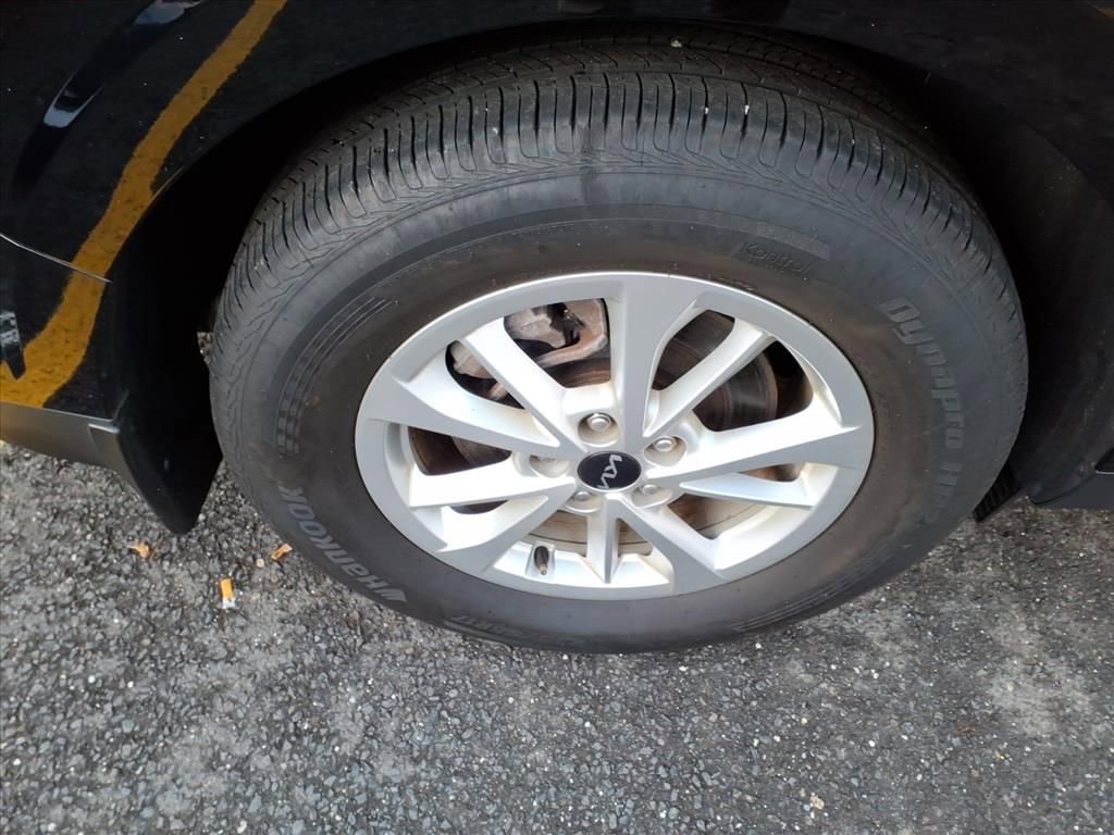 Certified 2023 Kia Carnival LX image 7