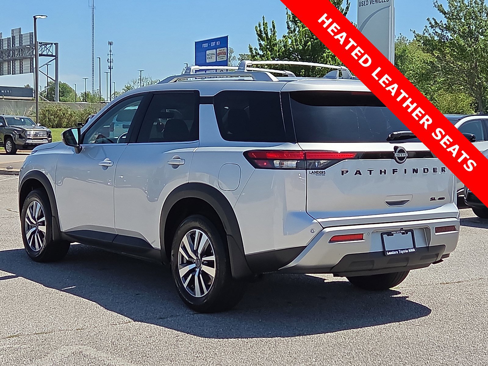 Used 2023 Nissan Pathfinder SL w/ Black Appearance Package AWD/4WD image 4
